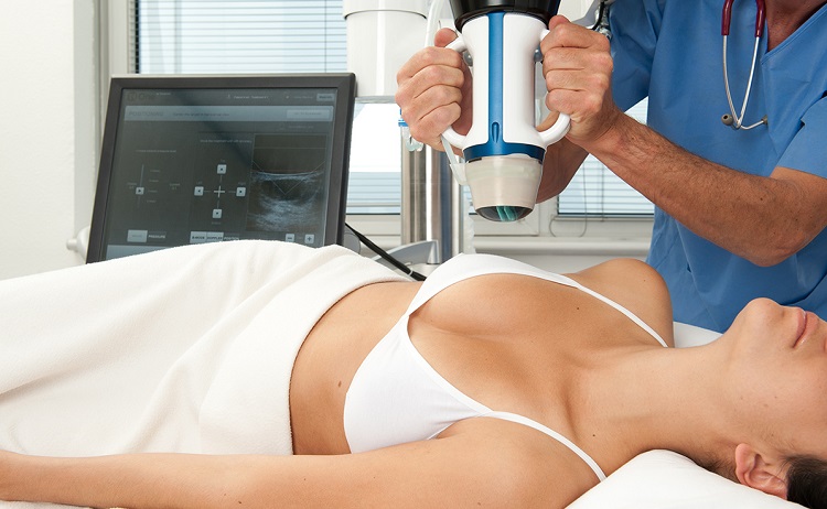 Женщина готовится к проведению пункции кисты в груди под контролем рентгена